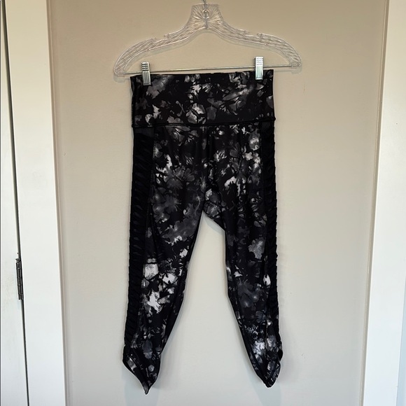 Lululemon Athletica Sunshine Salutation Crop Leggings in Dusk Dye White Black 6 - Picture 1 of 5